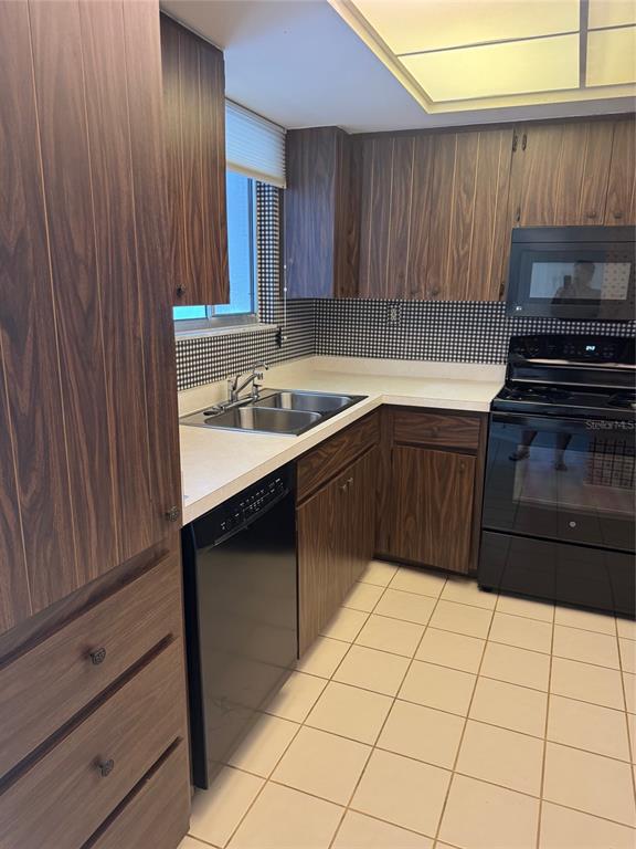 3921 Lakeside Road, Unit 168 Sarasota, FL 34232 - Photo 6 of 15 Gallery Image 6