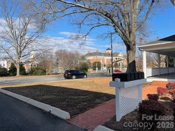 a view of a yard with cars parked