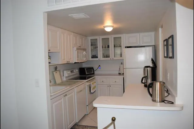 $2,600 | 2800 North Ocean Drive, Unit A6A, Riviera Beach, FL 33404