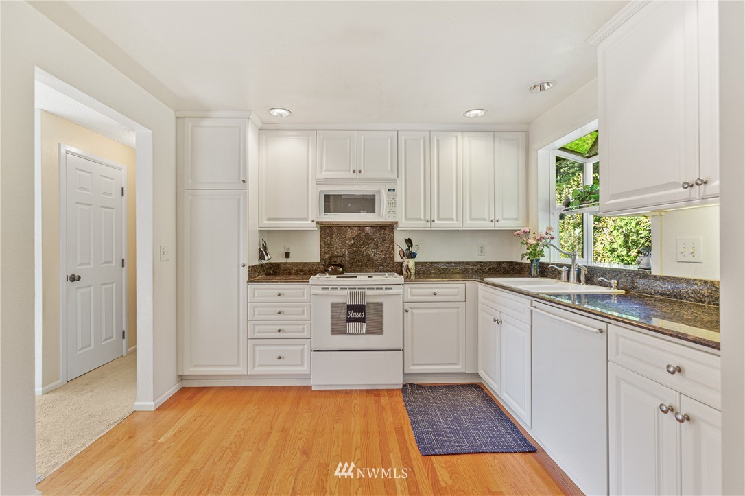 1921 172nd Place Southeast Bothell, WA 98012 - Photo 5 of 24 Gallery Image 5