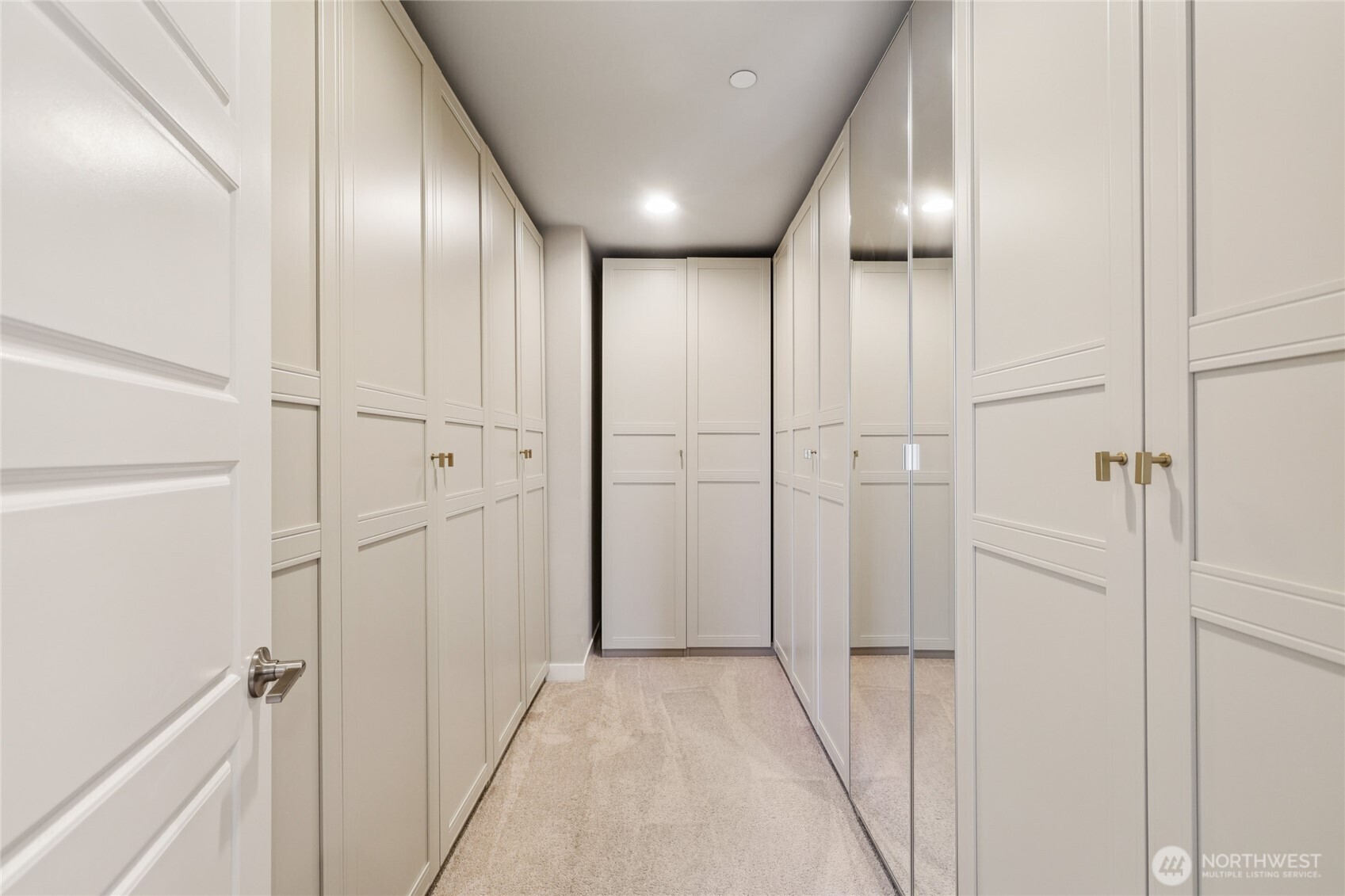 1325 Seattle Hill Road, Unit F5 Bothell, WA 98012 - Photo 23 of 40 a view of a hallway