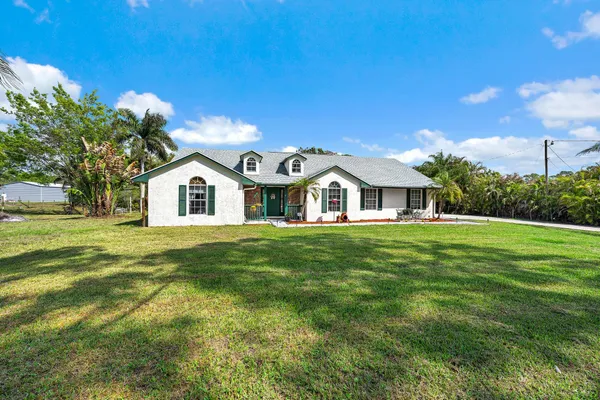 a view of house with garden