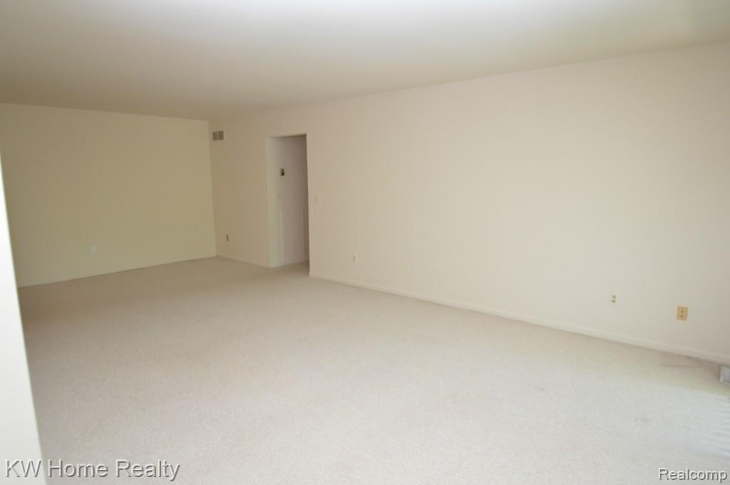 29656 Middlebelt Road, Unit 2402 Farmington Hills, MI 48334 - Photo 11 of 36
