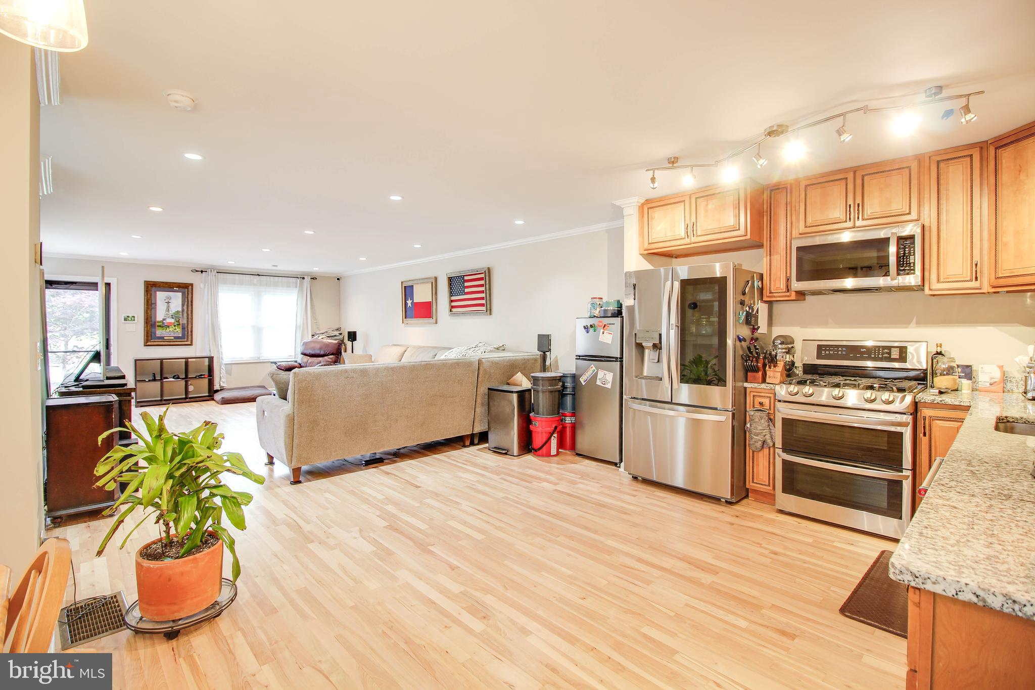 708 Dorchester Road Baltimore, MD 21229 - Photo 15 of 50 view from slider in kitchen