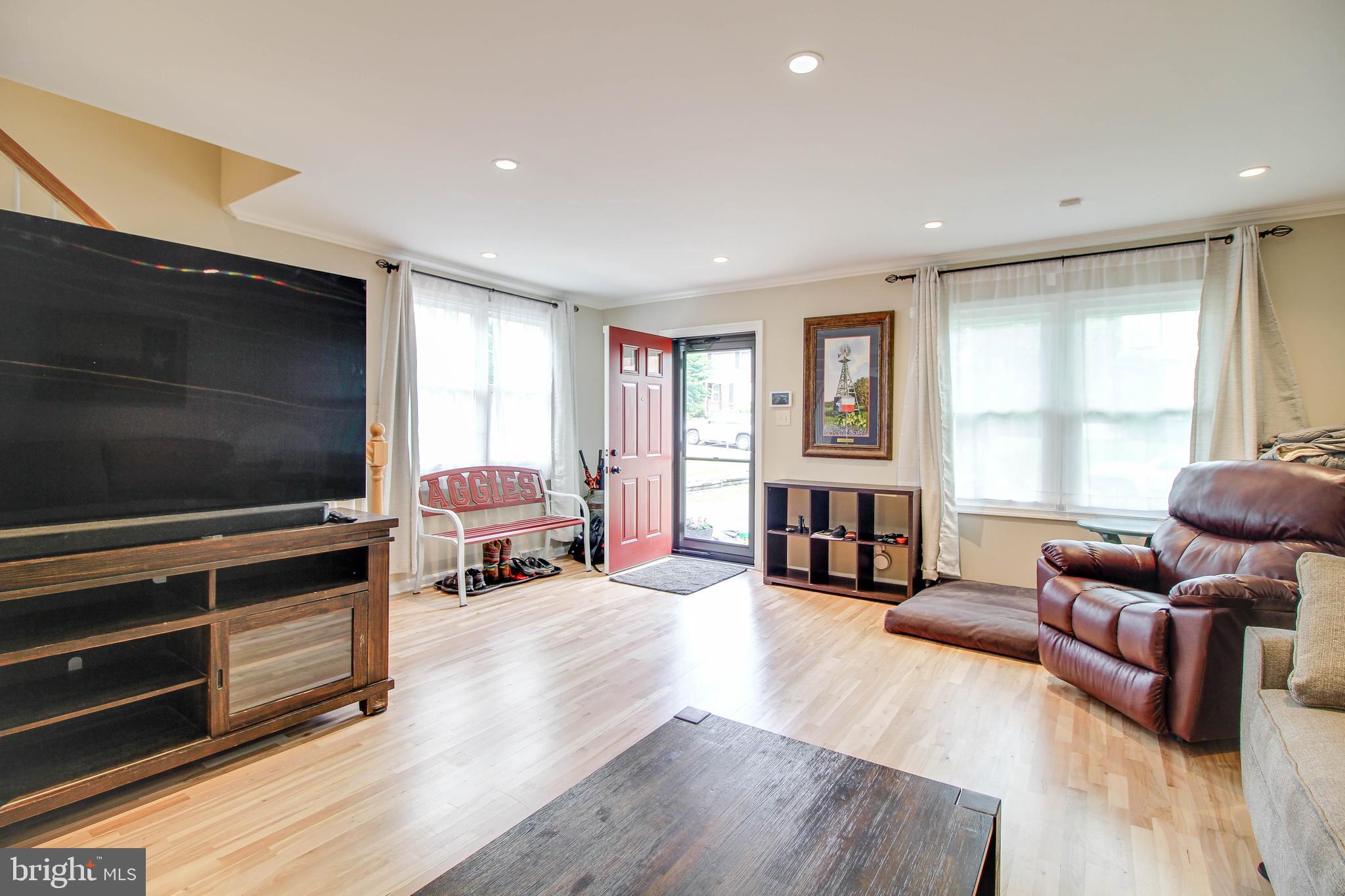 708 Dorchester Road Baltimore, MD 21229 - Photo 6 of 50 LR view to front door