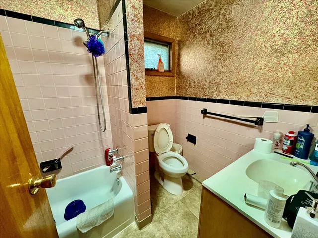 $179,900 | 215 Oak Hill Avenue, Endicott, NY 13760