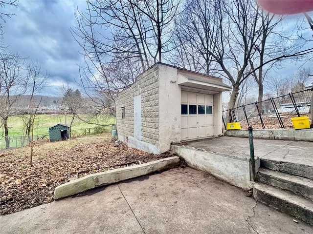 $179,900 | 215 Oak Hill Avenue, Endicott, NY 13760