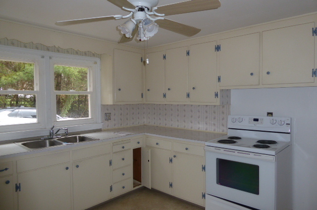 21 Schroback Road Plymouth, CT 06782 - Photo 4 of 22 a view of a kitchen with electric appliances