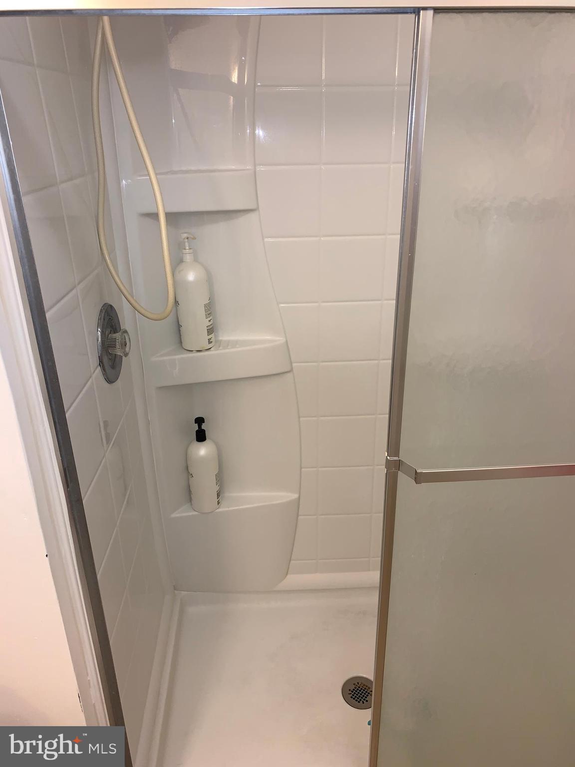1609 Huntingdon Mews Clementon, NJ 08021 - Photo 14 of 15 a bathroom with a bathtub