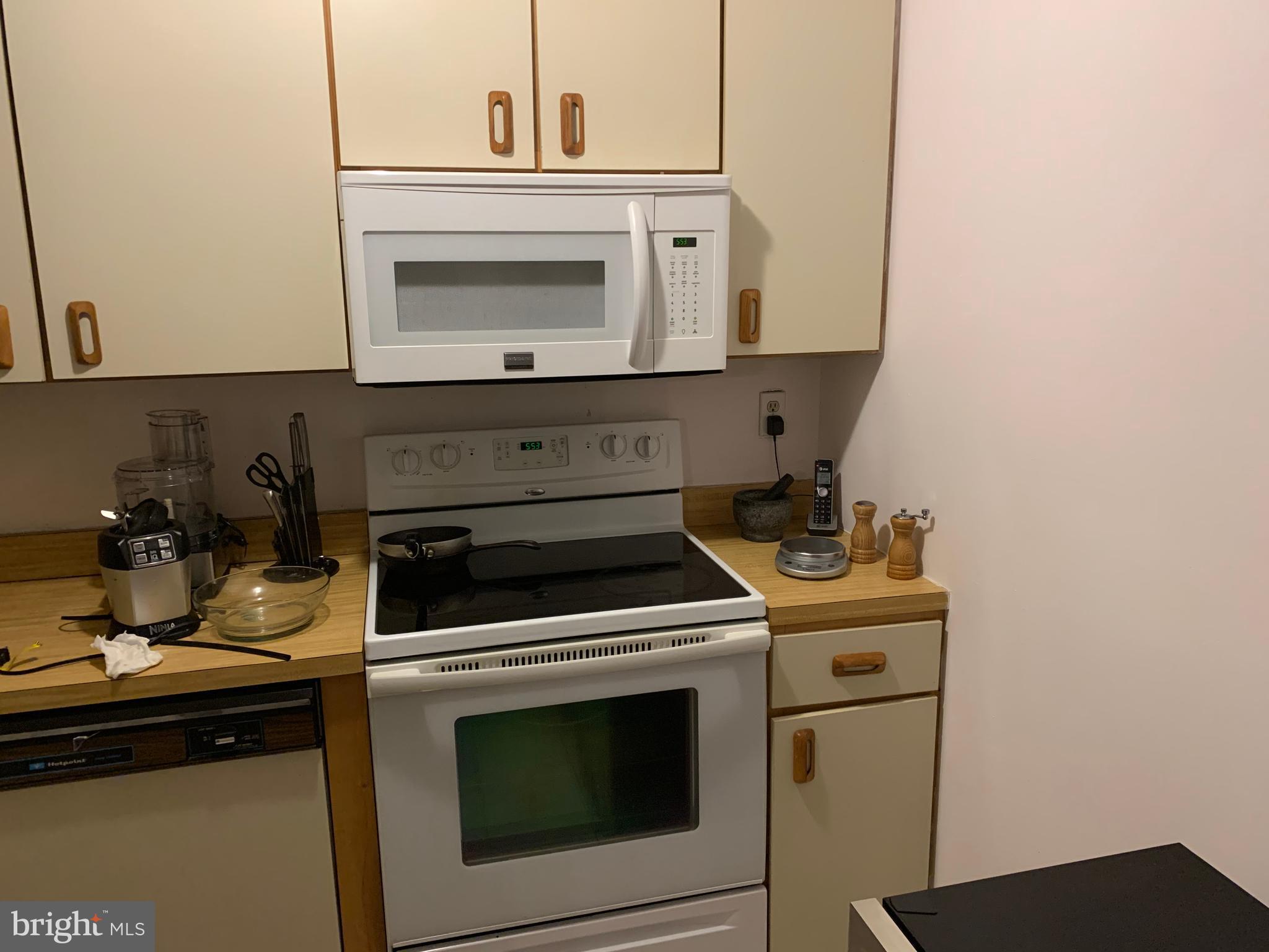 1609 Huntingdon Mews Clementon, NJ 08021 - Photo 8 of 15 a kitchen with a stove and a microwave