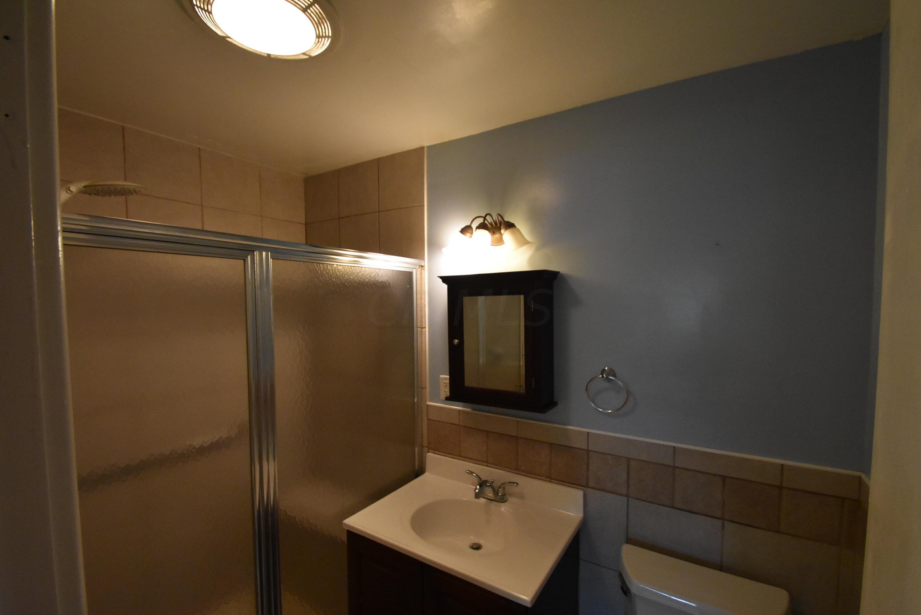 6658 Red Fox Road Reynoldsburg, OH 43068 - Photo 35 of 46 second level hall bathroom