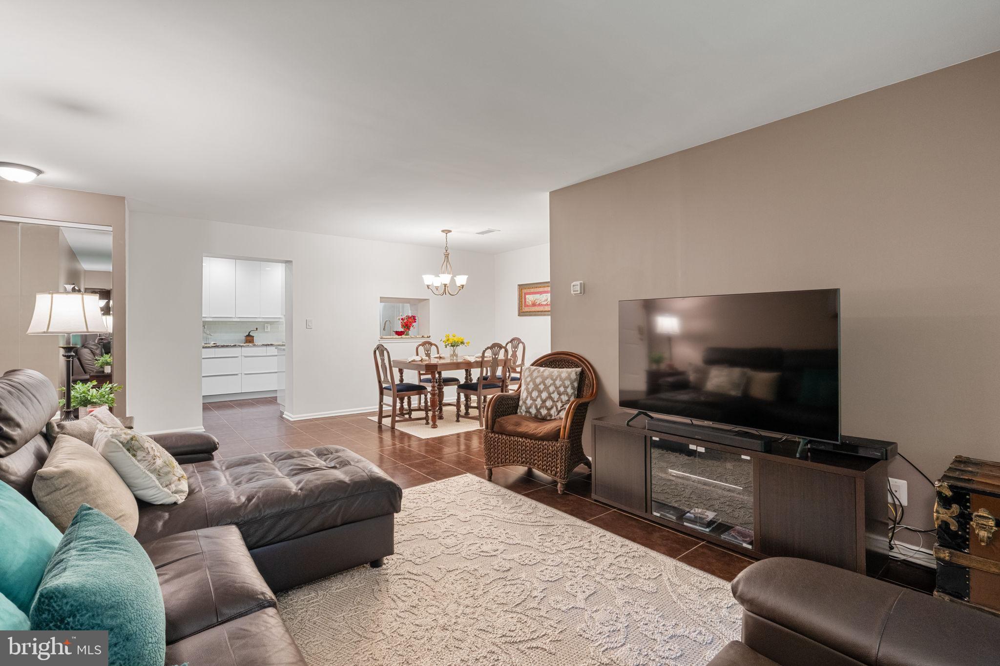5804 Cove Landing Road, Unit 101 Burke, VA 22015 - Photo 5 of 37 Living Room
