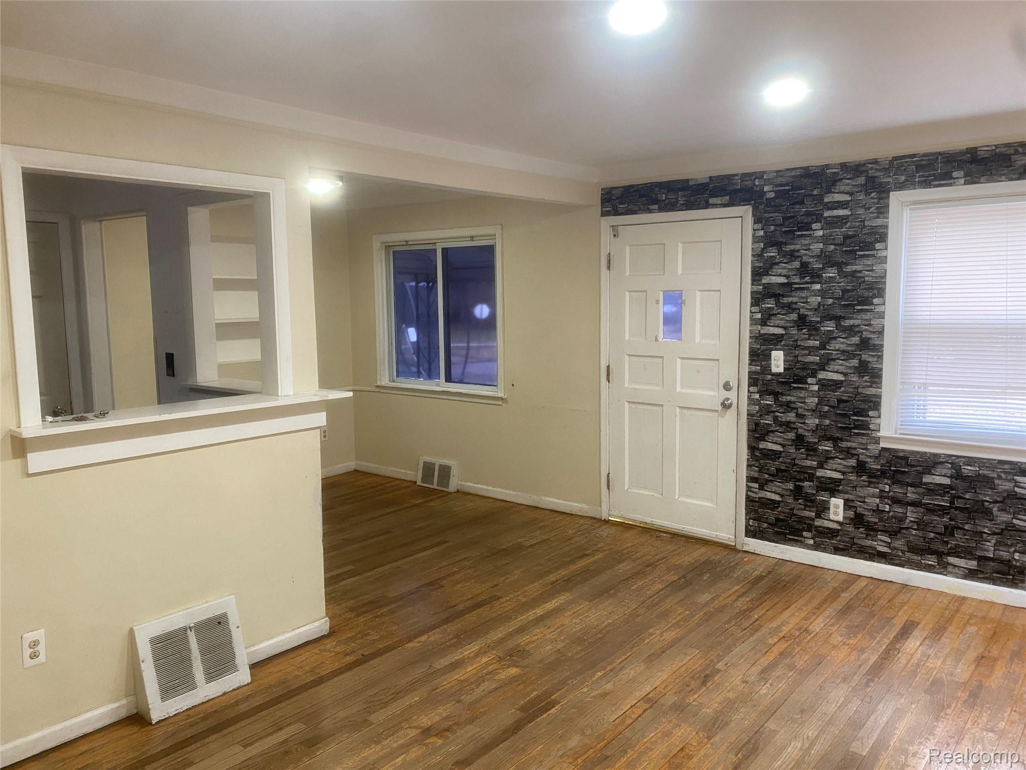 180 West Rutgers Avenue Pontiac, MI 48340 - Photo 9 of 33 Entrance foyer featuring dark wood finished floors