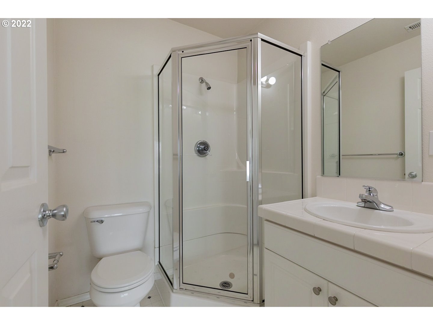 406 Northeast Bridgeton Road Portland, OR 97211 - Photo 4 of 32 Gallery Image 4
