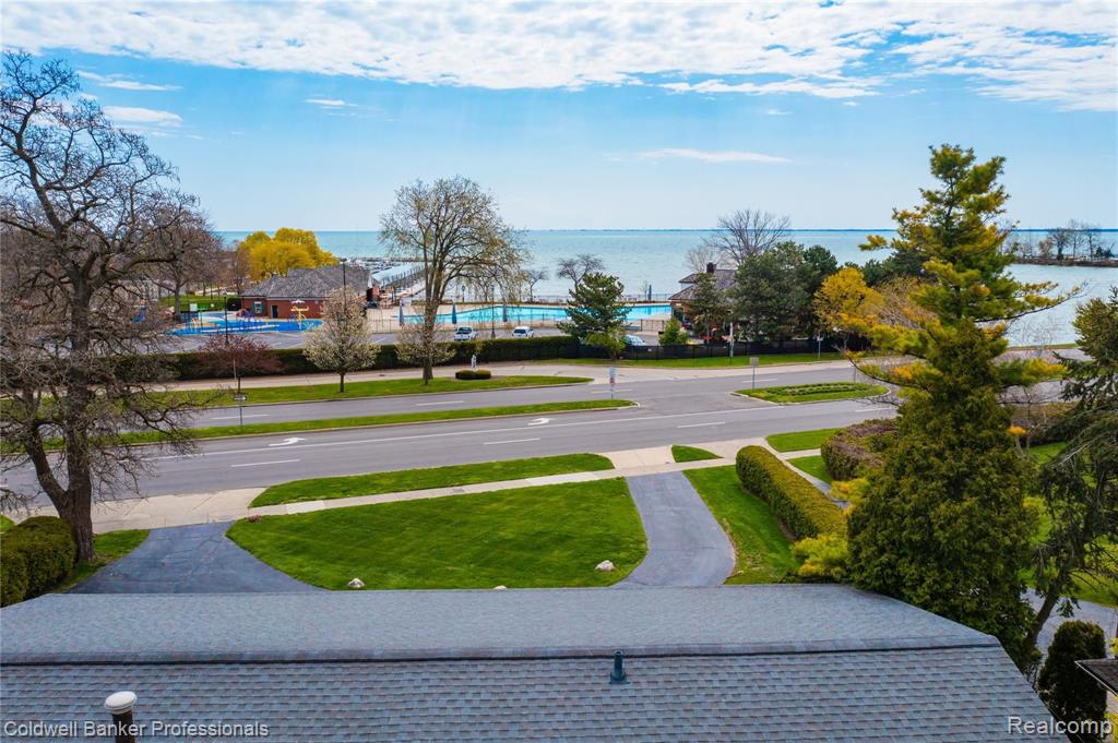329 Lake Shore Road Grosse Pointe Farms, MI 48236 - Photo 3 of 41