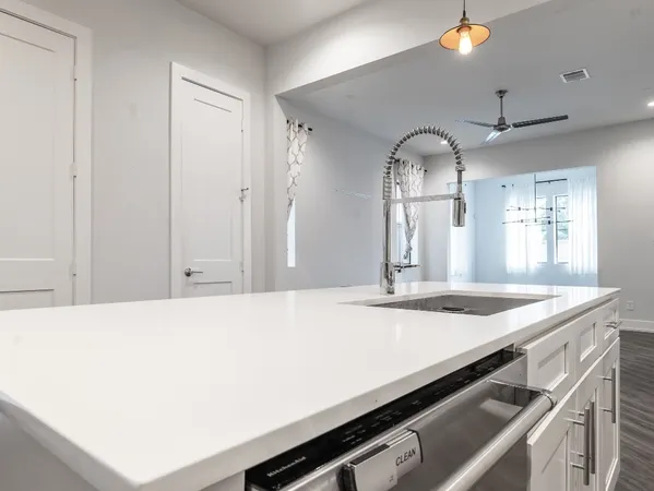 $2,495 | 210 East 32nd Street, Houston, TX 77018