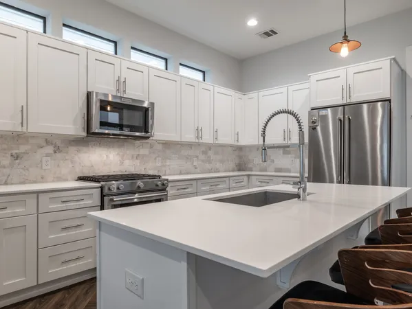 $2,595 | 210 East 32nd Street, Houston, TX 77018