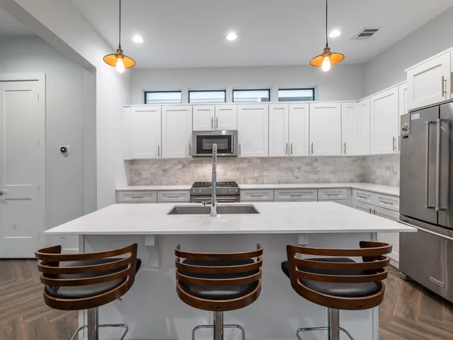 $2,595 | 210 East 32nd Street, Houston, TX 77018