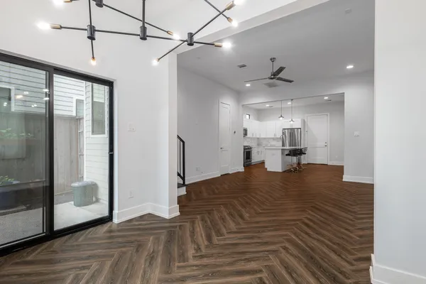 $2,595 | 210 East 32nd Street, Houston, TX 77018