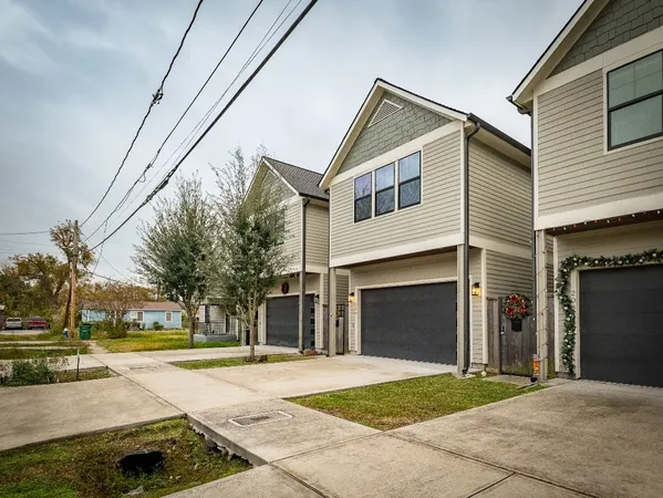 $2,495 | 210 East 32nd Street, Houston, TX 77018