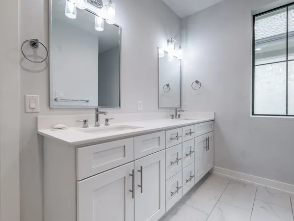 $2,595 | 210 East 32nd Street, Houston, TX 77018