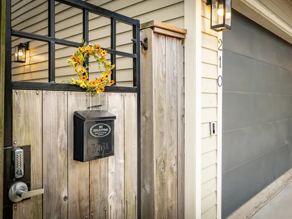 $2,595 | 210 East 32nd Street, Houston, TX 77018