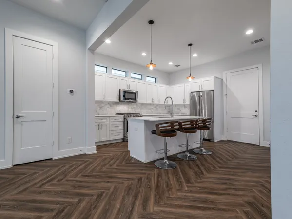 $2,595 | 210 East 32nd Street, Houston, TX 77018