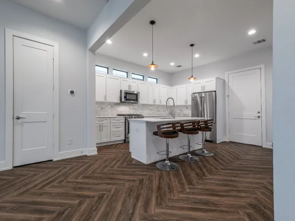 $2,495 | 210 East 32nd Street, Houston, TX 77018