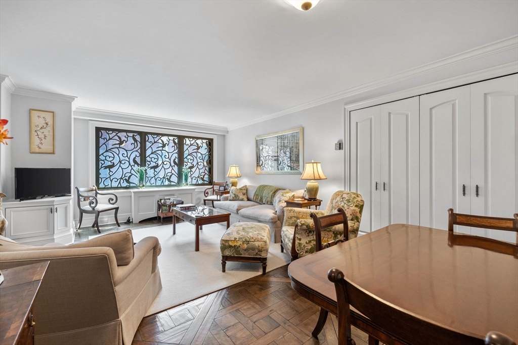 180 Beacon Street, Unit 9G Boston, MA 02116 - Photo 19 of 23 a living room with furniture two window and a flat screen tv