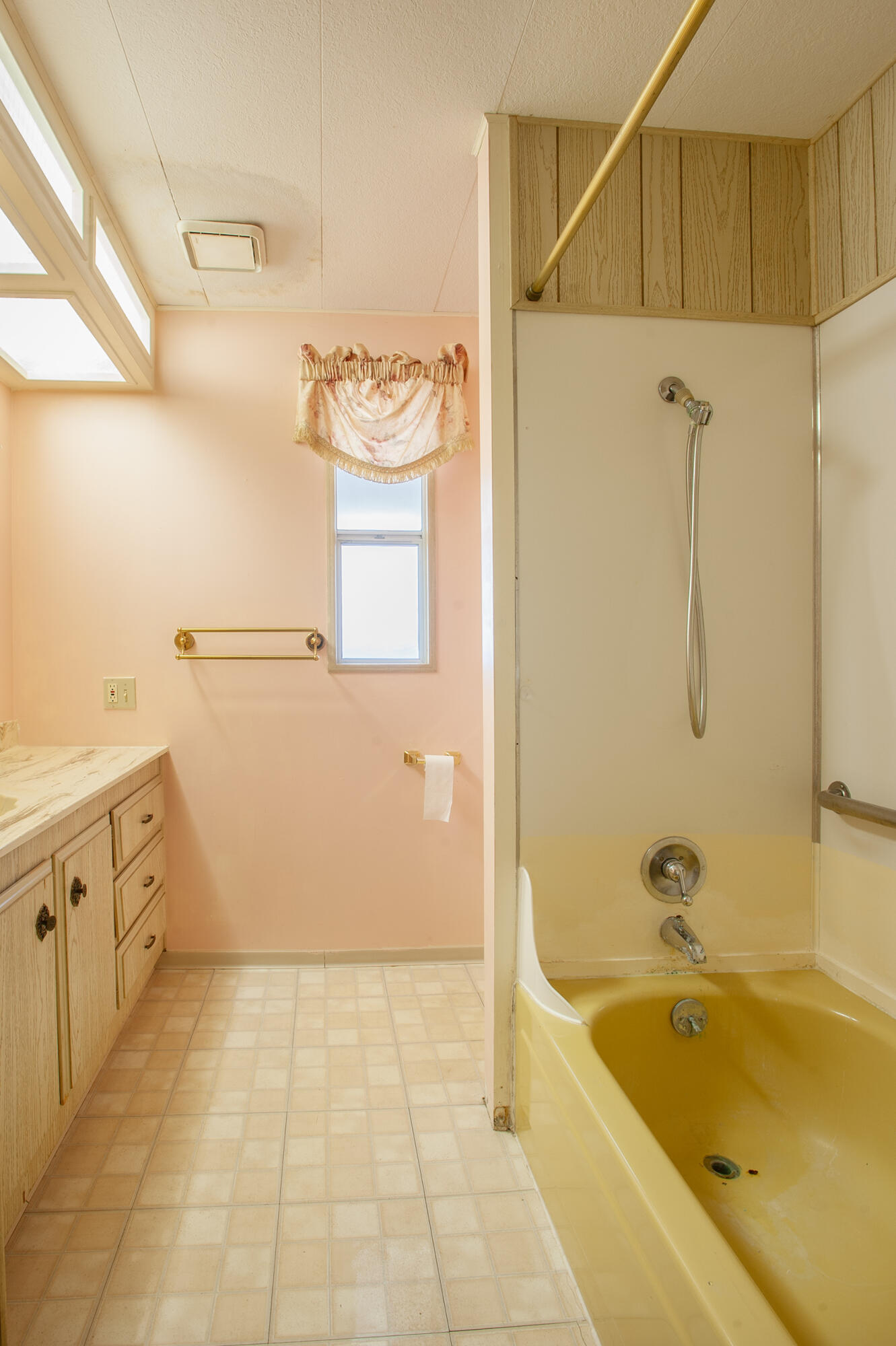 6180 Via Real, Unit 29 Carpinteria, CA 93013 - Photo 16 of 19 a bathroom with a tub sink and mirror