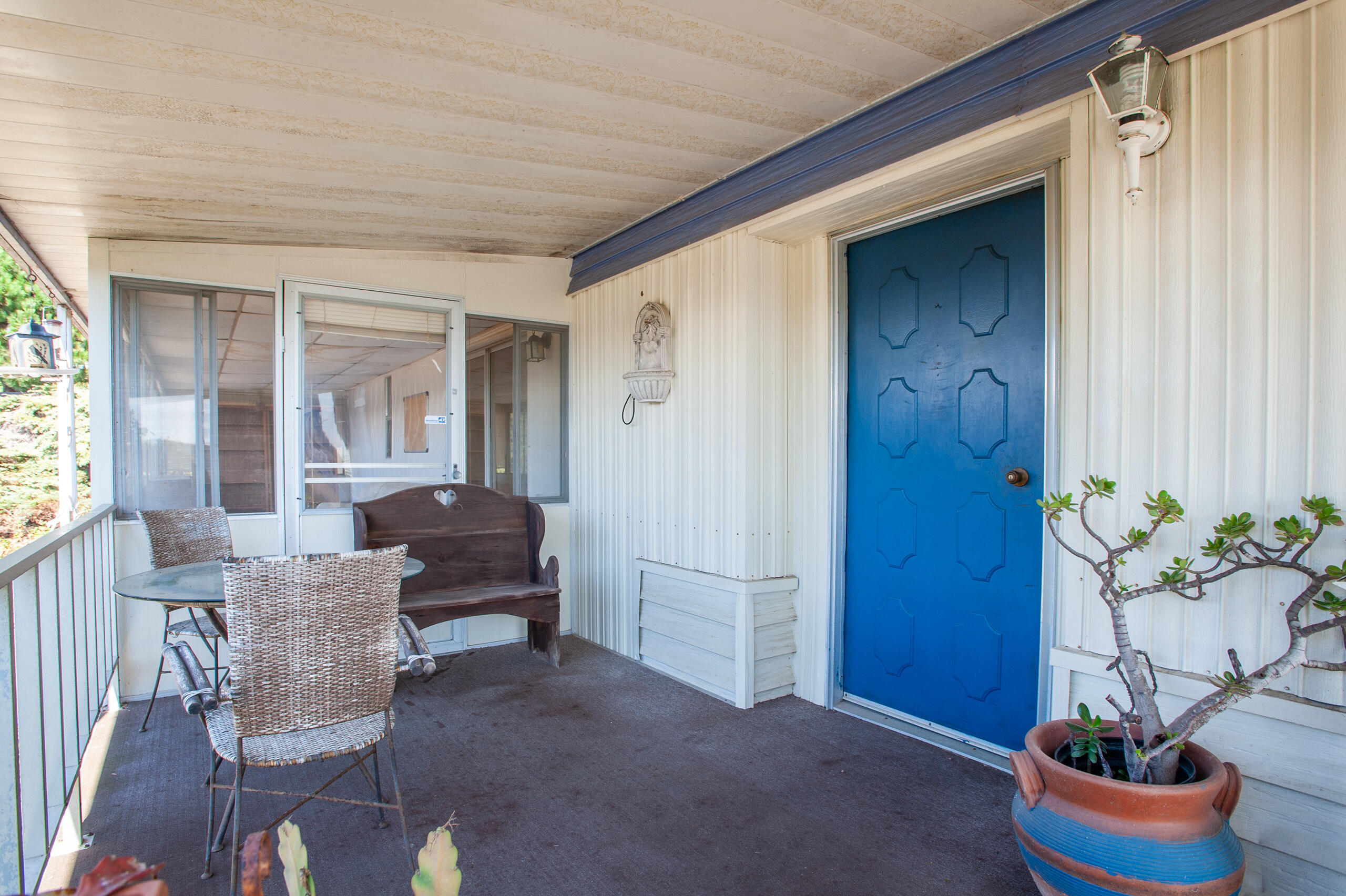 6180 Via Real, Unit 29 Carpinteria, CA 93013 - Photo 3 of 19 a living room with furniture and a potted plant