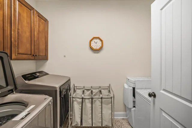 a view of a livingroom with furniture and a ceiling fan