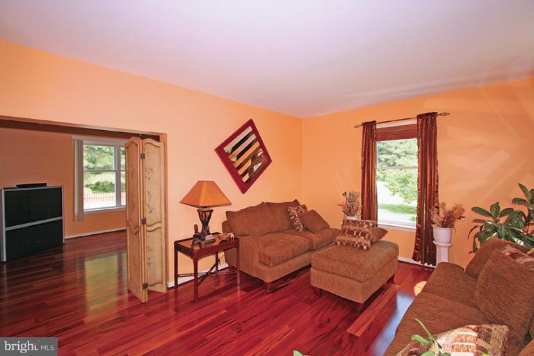 325 Wye Road Queenstown, MD 21658 - Photo 8 of 27 Living Room 1
