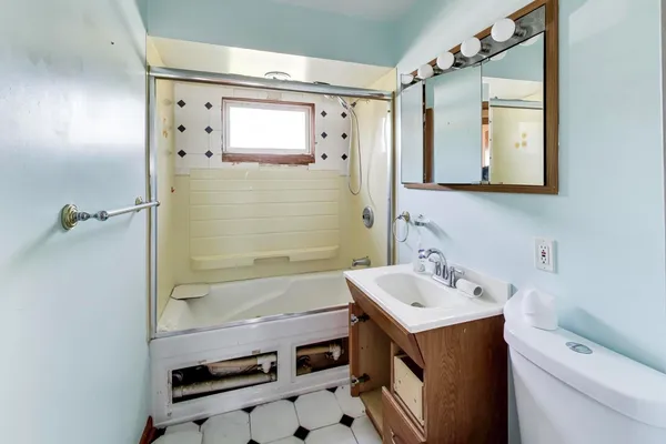 $265,000 | 243 South Center Street, Bensenville, IL 60106