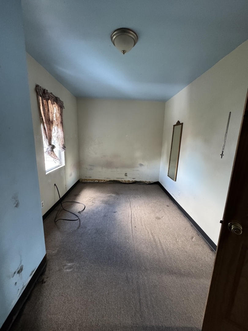 7142 South Damen Avenue Chicago, IL 60636 - Photo 11 of 20 an empty room with windows