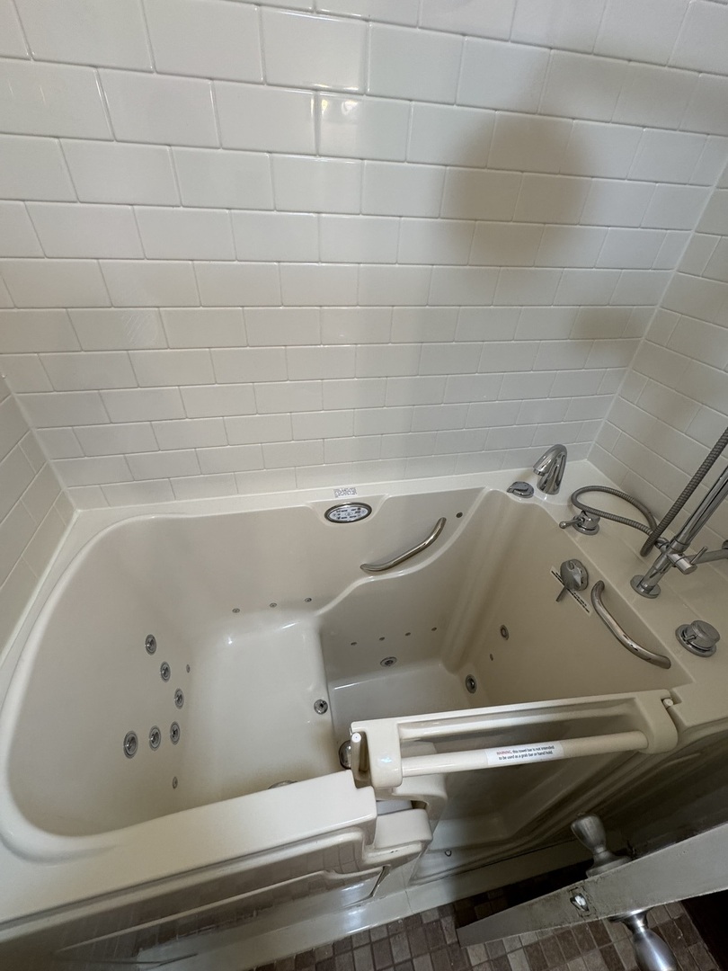 7142 South Damen Avenue Chicago, IL 60636 - Photo 9 of 20 a bathroom with a bathtub and shower