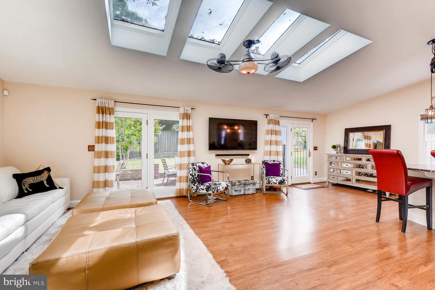 7103 Rich Hill Road Baltimore, MD 21212 - Photo 5 of 22 Large Kitchen Family room w doors to patio