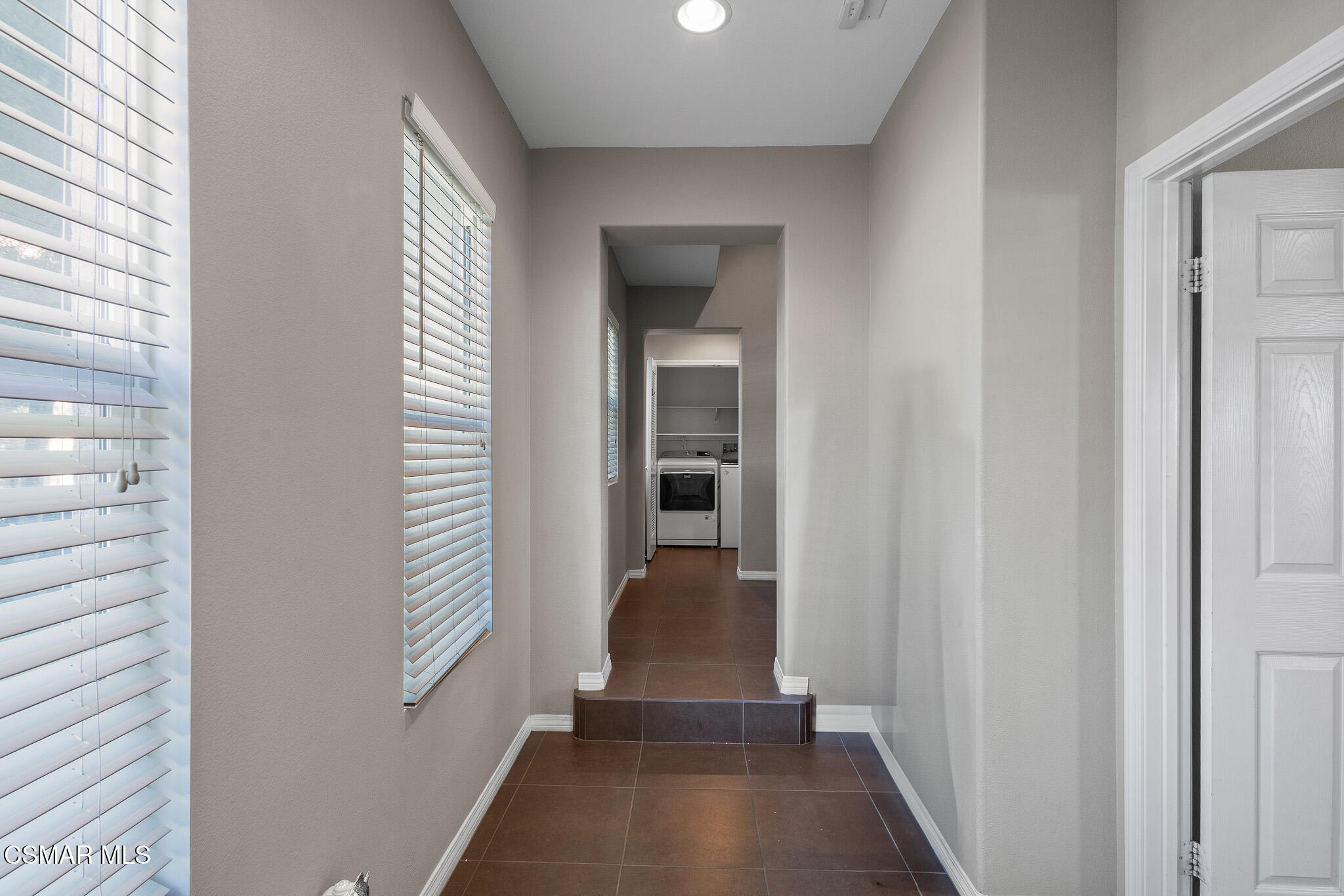 3118 North Oxnard Boulevard Oxnard, CA 93036 - Photo 26 of 31 Entry-Ground floor Hall