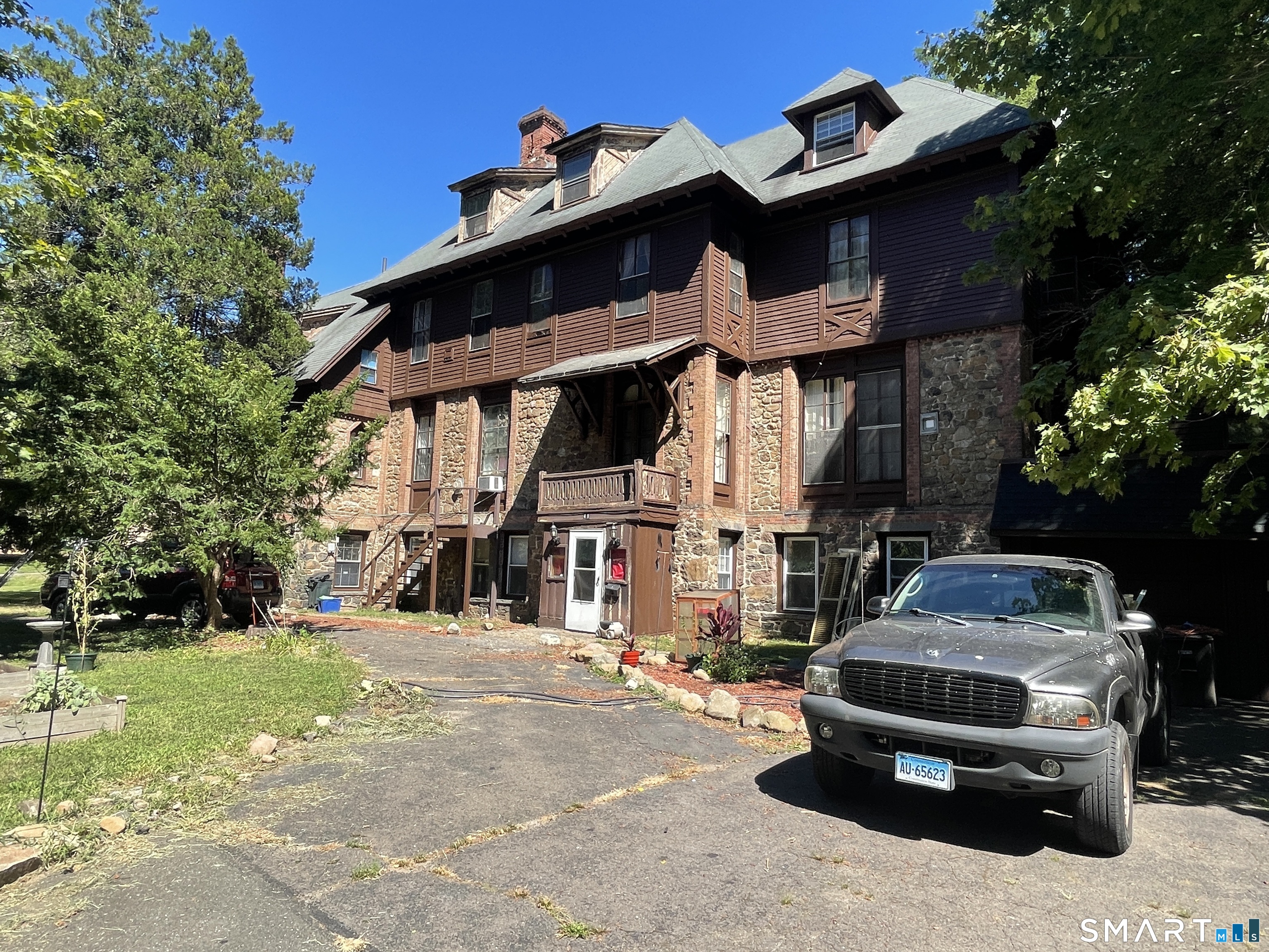 49 Edgewood Way, Unit 5 New Haven, CT 06515 - Photo 2 of 13 a car parked in front of a house