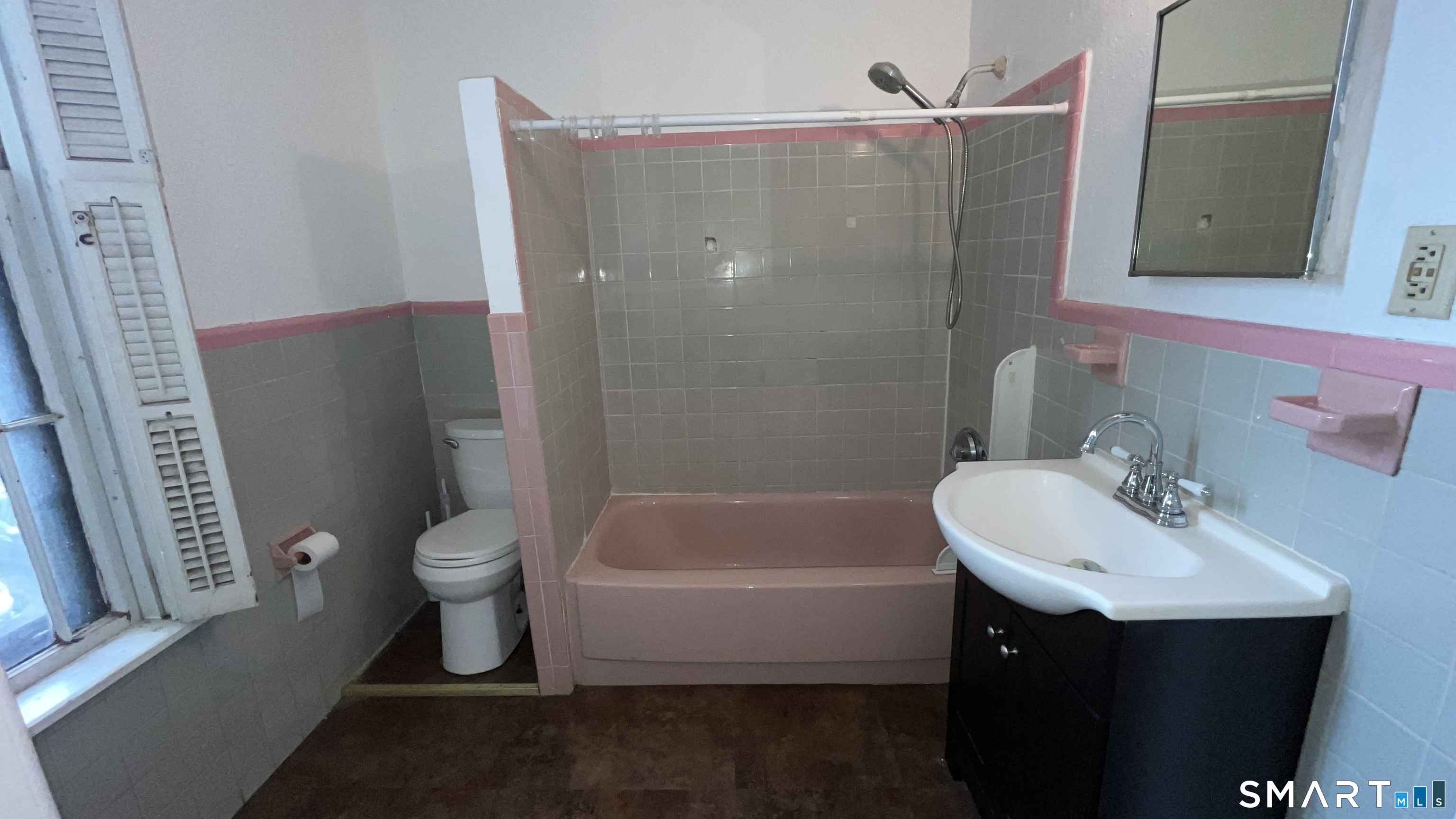 49 Edgewood Way, Unit 5 New Haven, CT 06515 - Photo 10 of 13 a bathroom with a sink toilet and shower