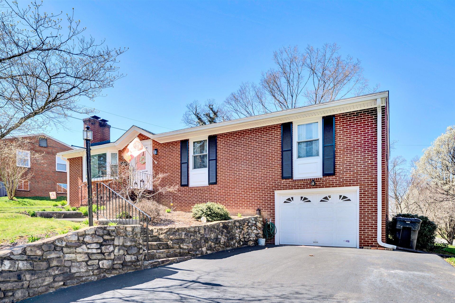 2901 Lofton Road Roanoke, VA 24018 - Photo 1 of 1 Front View