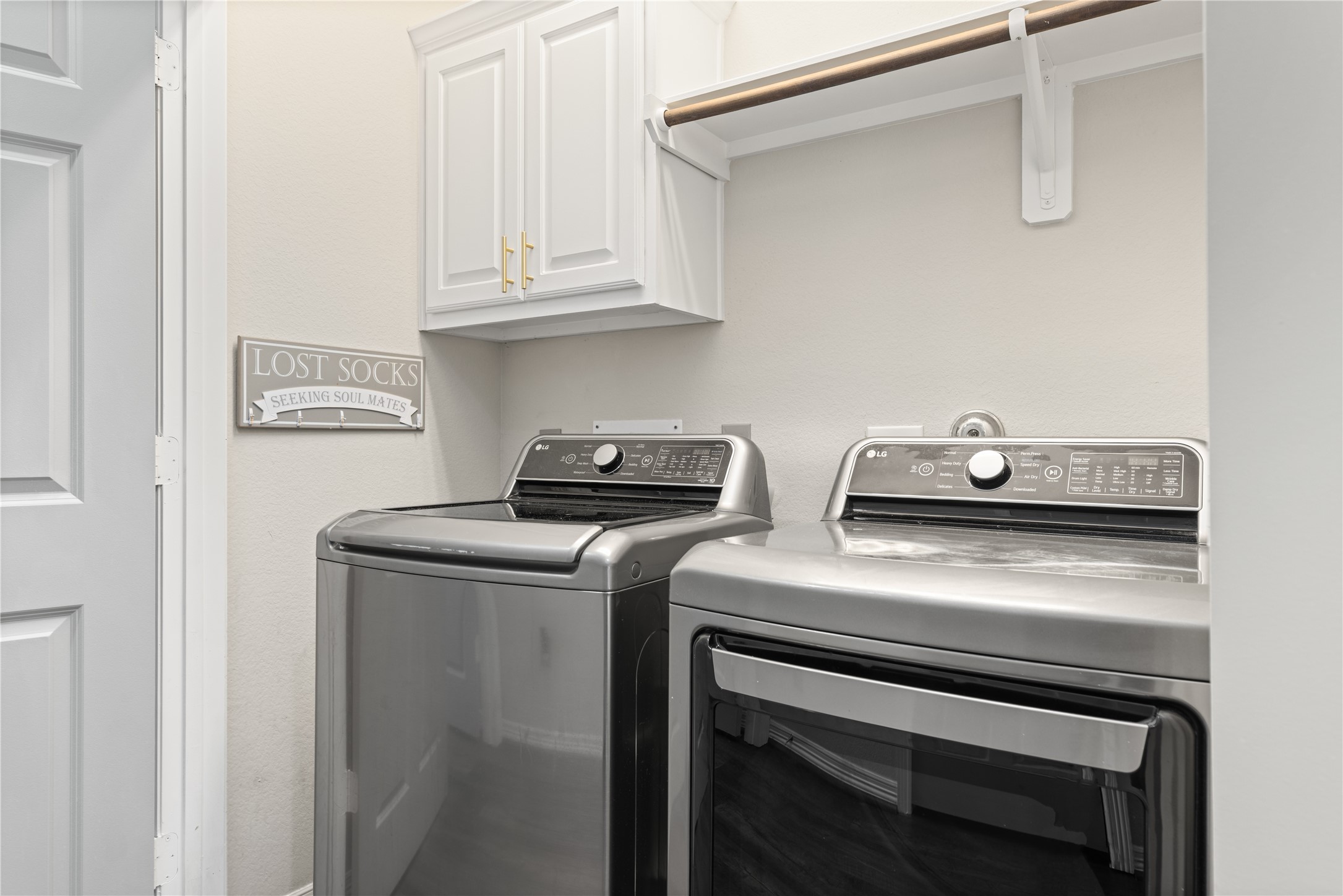 10215 Spring Shadows Park Circle Houston, TX 77080 - Photo 31 of 44 Utility room on 3rd level. The washer & dryer included with purchase!