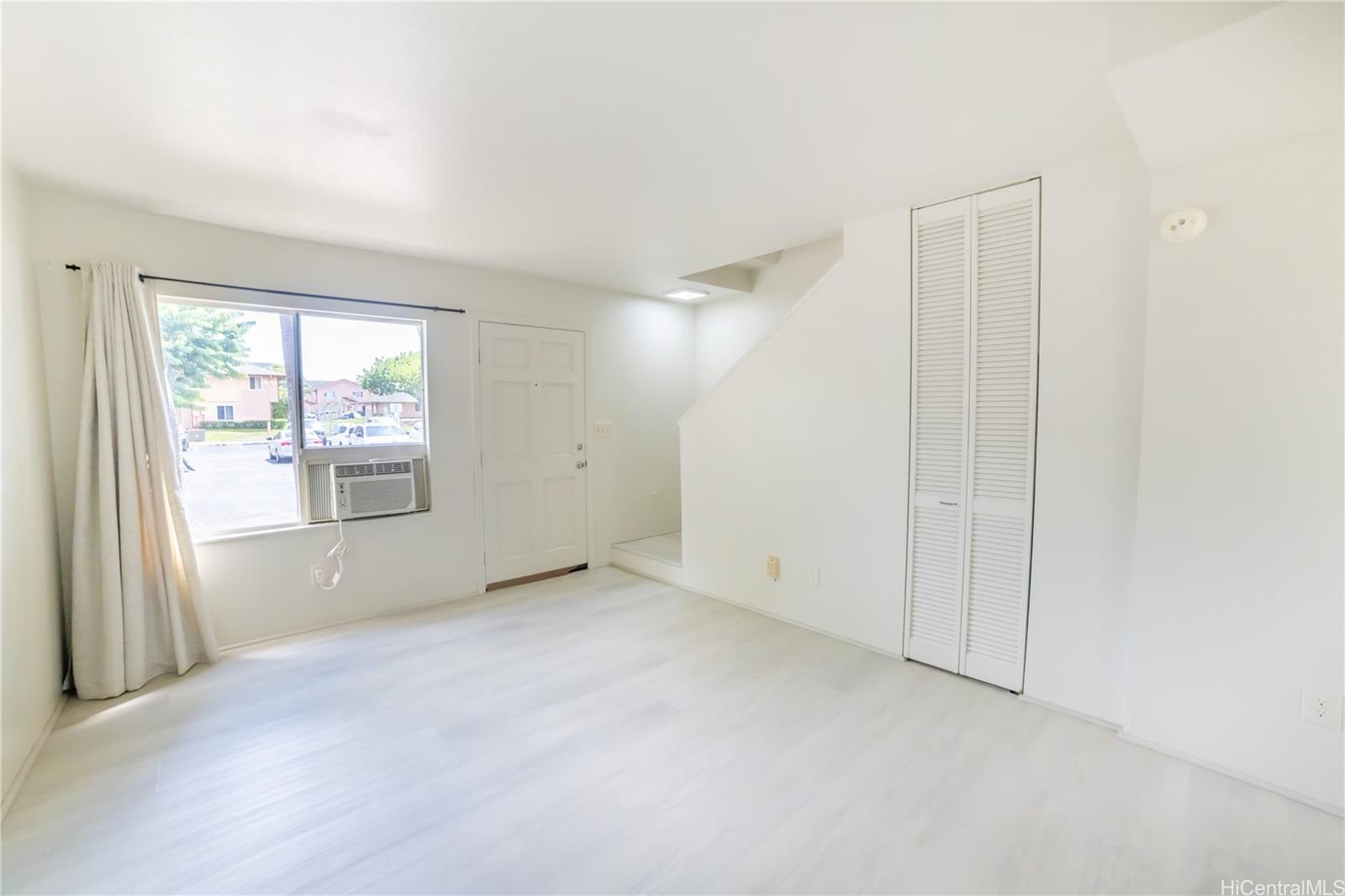 91-1147 Kamaaha Loop, Unit 6F Kapolei, HI 96707 - Photo 4 of 25 an empty room with windows and closet