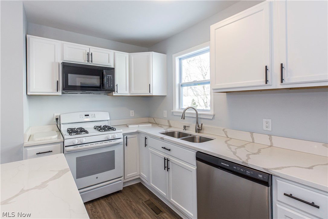 586 Brittain Road Akron, OH 44305 - Photo 4 of 13