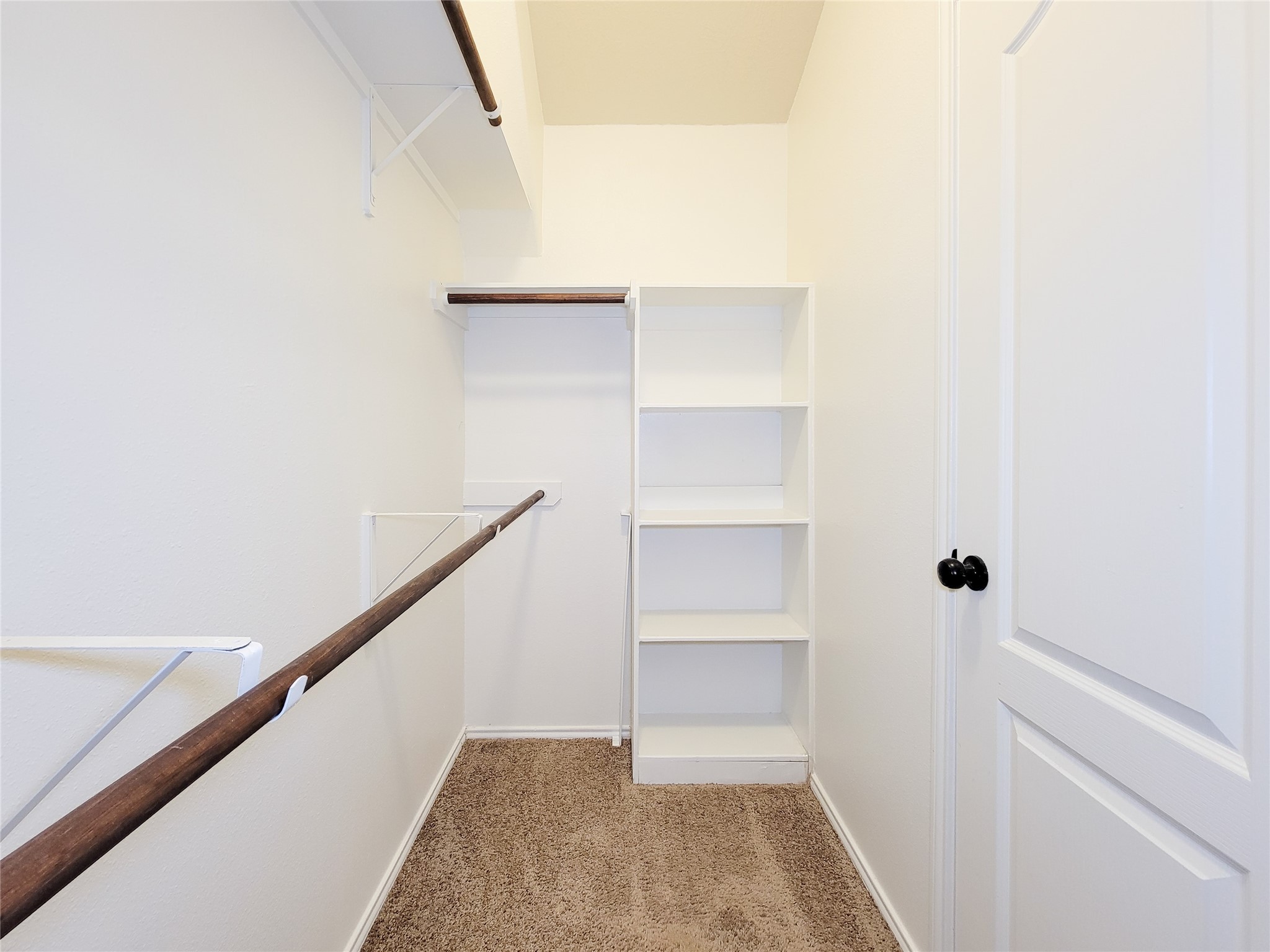 13935 Kenswick Key Lane Houston, TX 77047 - Photo 23 of 33 a view of a hallway