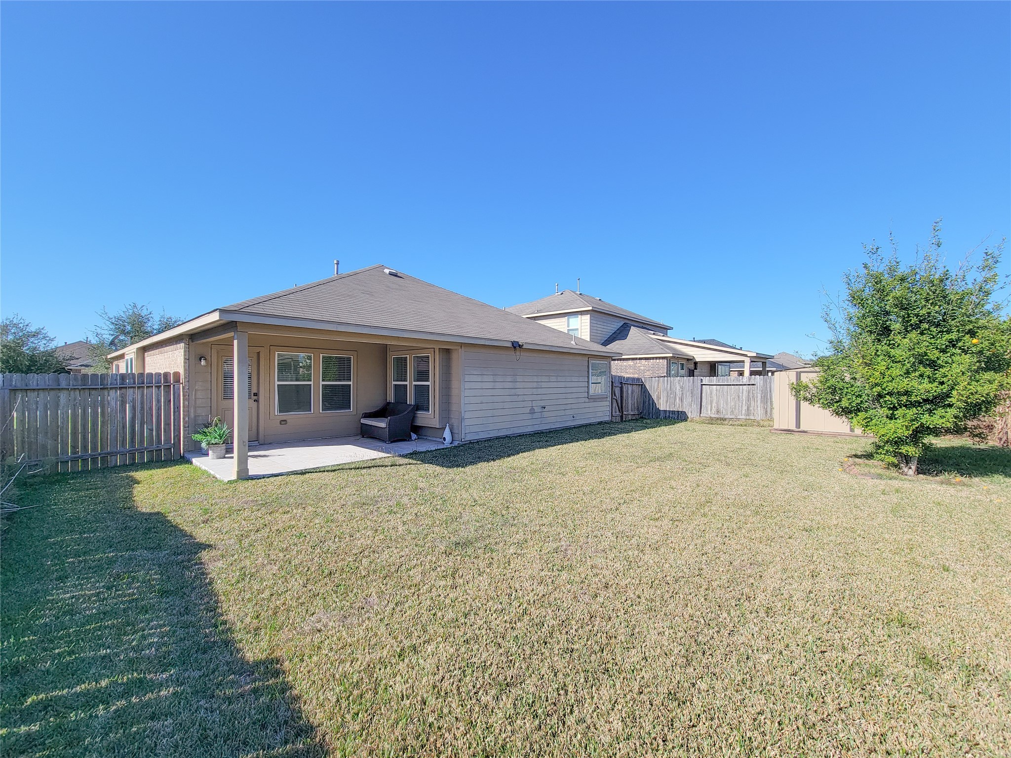 13935 Kenswick Key Lane Houston, TX 77047 - Photo 32 of 33 a view of a house with backyard and sitting area