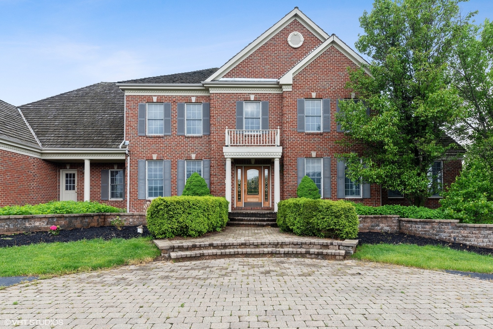 23914 Hillfarm Road Lake Barrington, IL 60010 - Photo 2 of 43 a front view of a house with garden