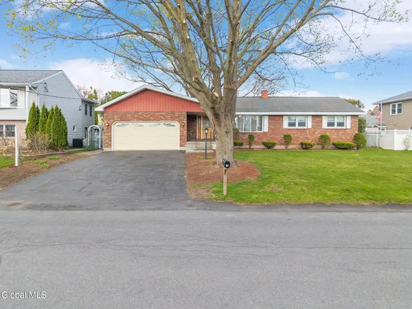 $369,900 | 14 Ledgewood Drive, Colonie, NY 12205