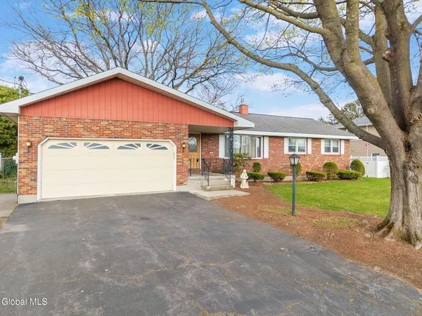 $369,900 | 14 Ledgewood Drive, Colonie, NY 12205