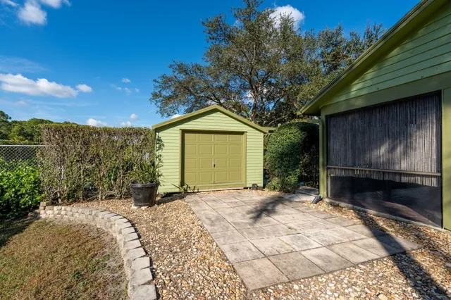a view of yard with green space
